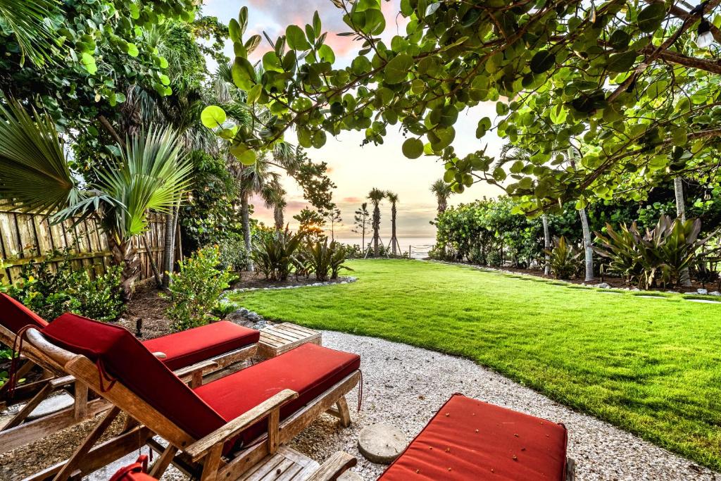 Point O'RocksにあるGulf-Front Charm, Guest House Suite + Direct Beach Access on Siesta Key, Pet Friendlyの庭園(椅子2脚、芝生付)