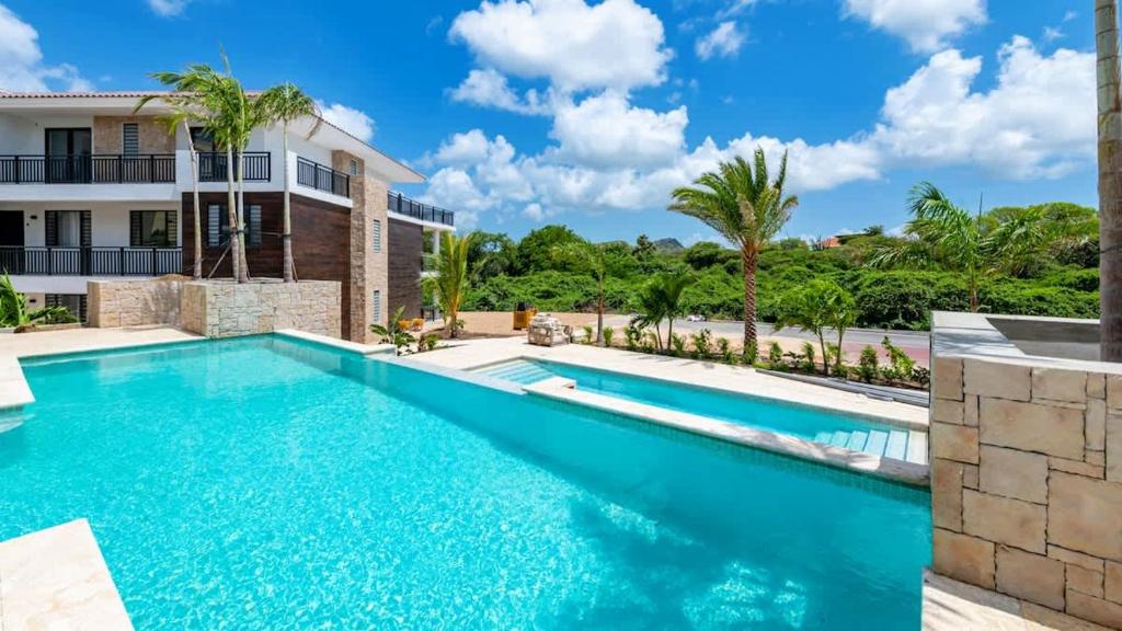 ein Swimmingpool vor einem Haus in der Unterkunft Summer Breeze in Blue Bay