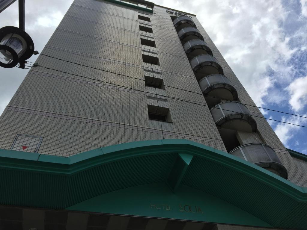 日田市にあるホテルソシアの看板が目の前にある高層ビル
