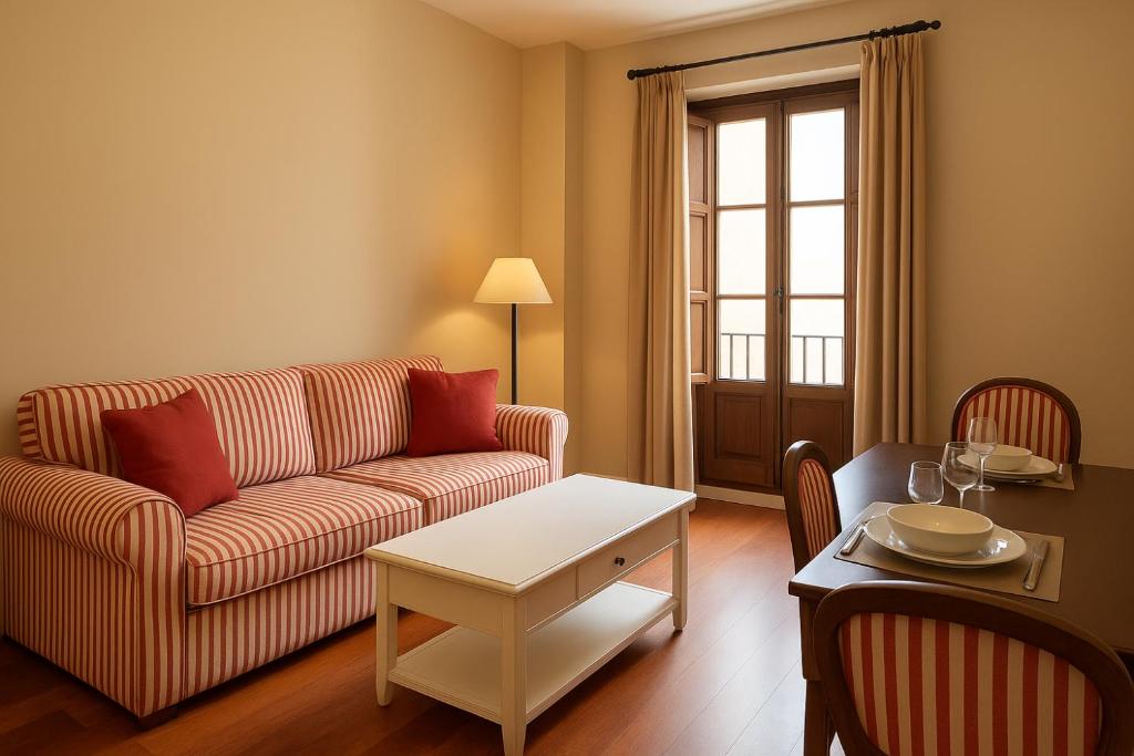 a living room with a couch and a table at Smartmonki Sinagoga in Toledo