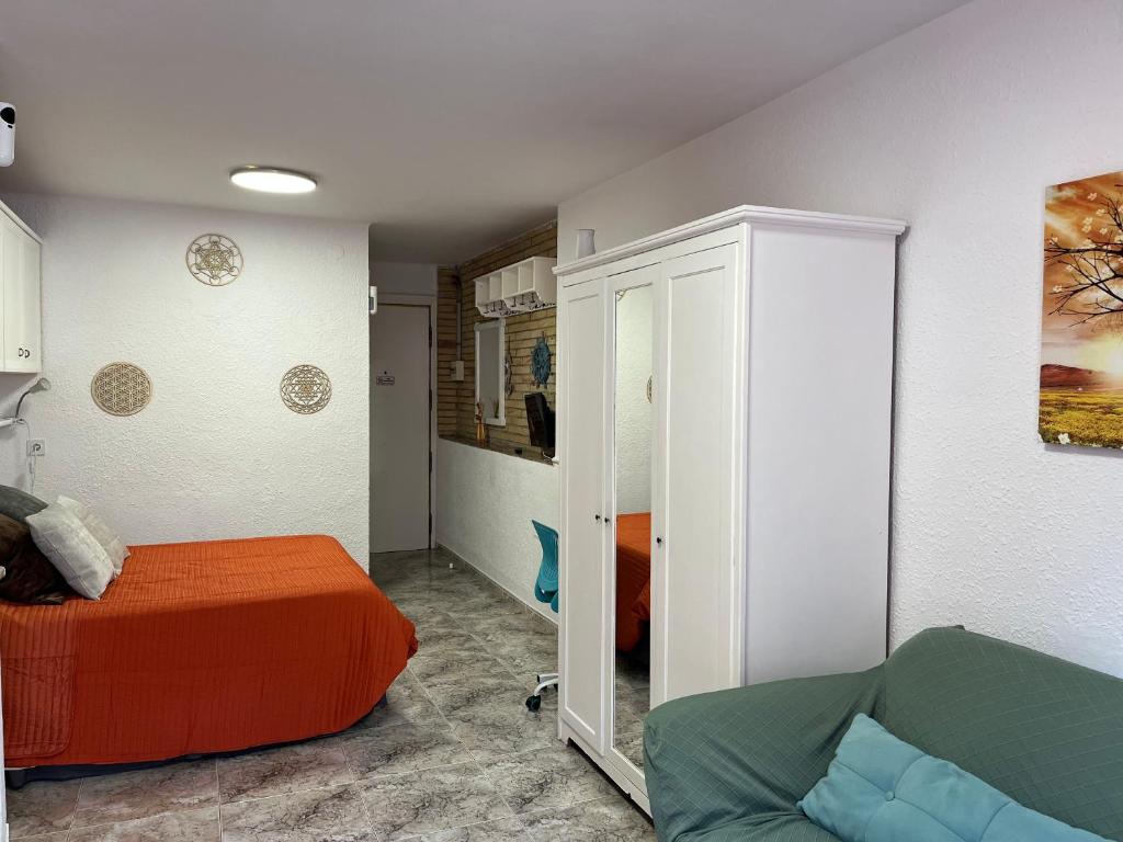 Schlafzimmer mit einem Bett und einem Spiegel in der Unterkunft Sandra's home in La Pineda