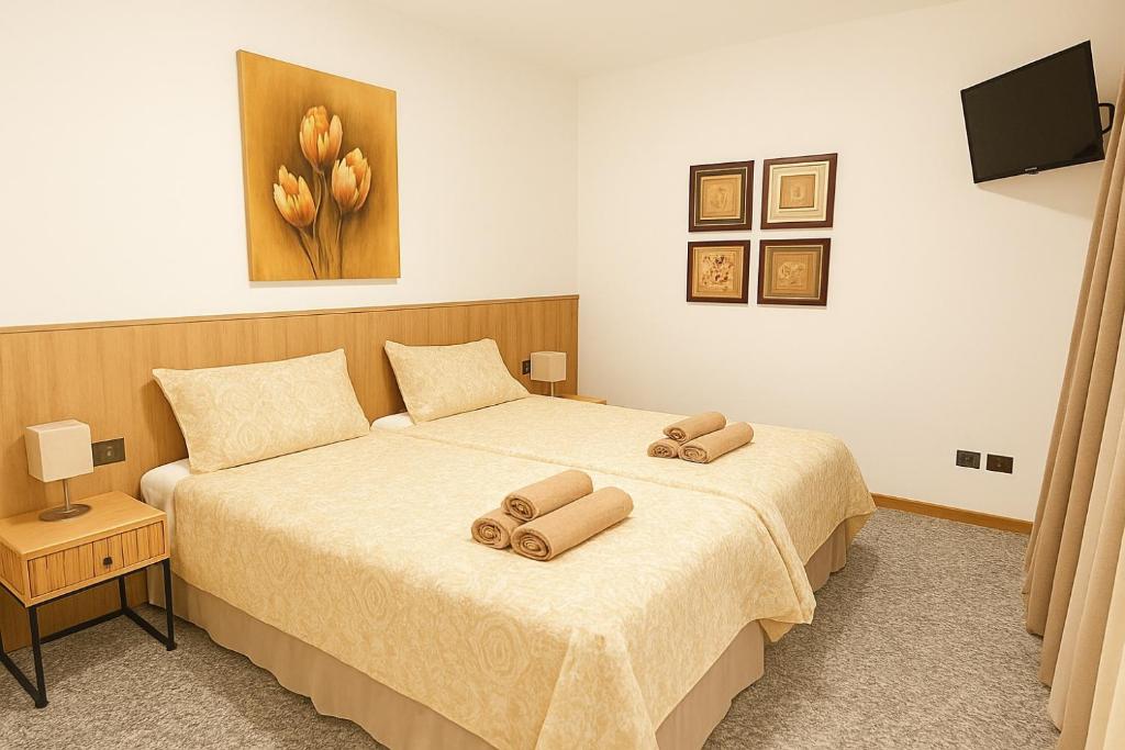 Un dormitorio con dos camas con toallas encima. en Melannie's Apartment, en Bérgamo