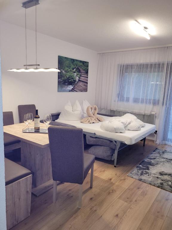 ein Bett in einem Zimmer mit Tisch und Stühlen in der Unterkunft Apartament Zaharia in Tumpen