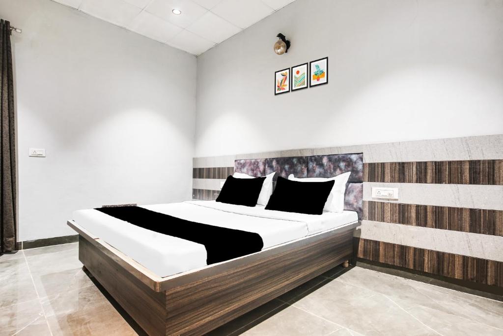 LālewālHotel O Ravi Hotel & Banquet的房间里有一张大床的卧室