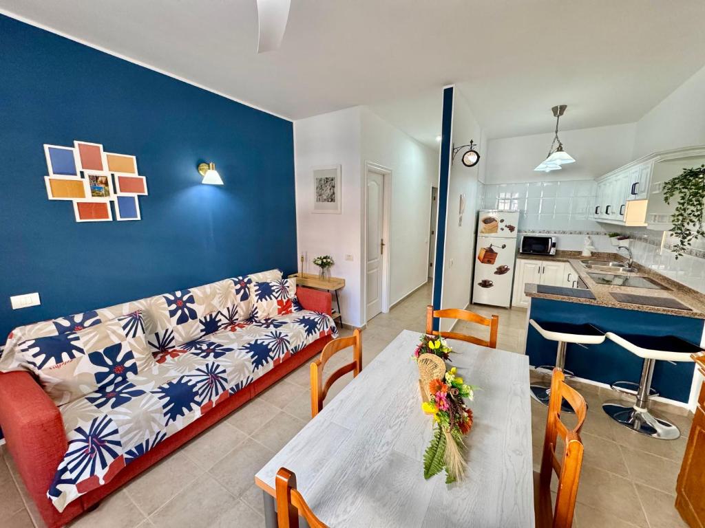 una sala de estar con un sofá y una mesa en Casa Ñaña Pay, en La Mareta