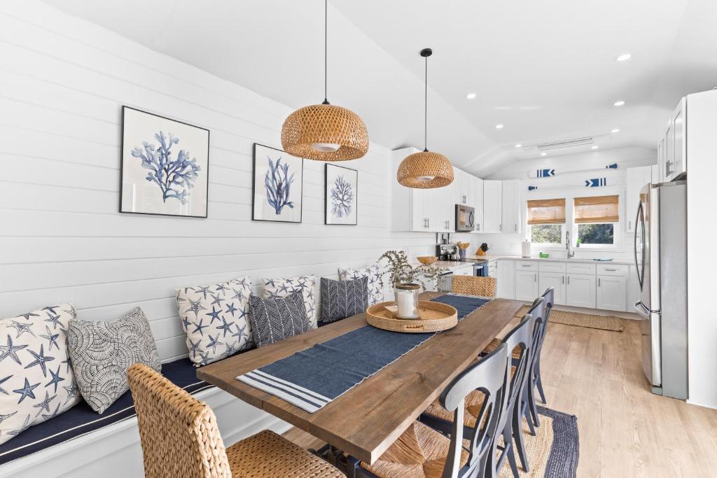 Una cocina y un comedor con mesa y sillas de madera. en New Listing! Pelican Bay 14 -Luxury Home at Beach!, en Isle of Palms