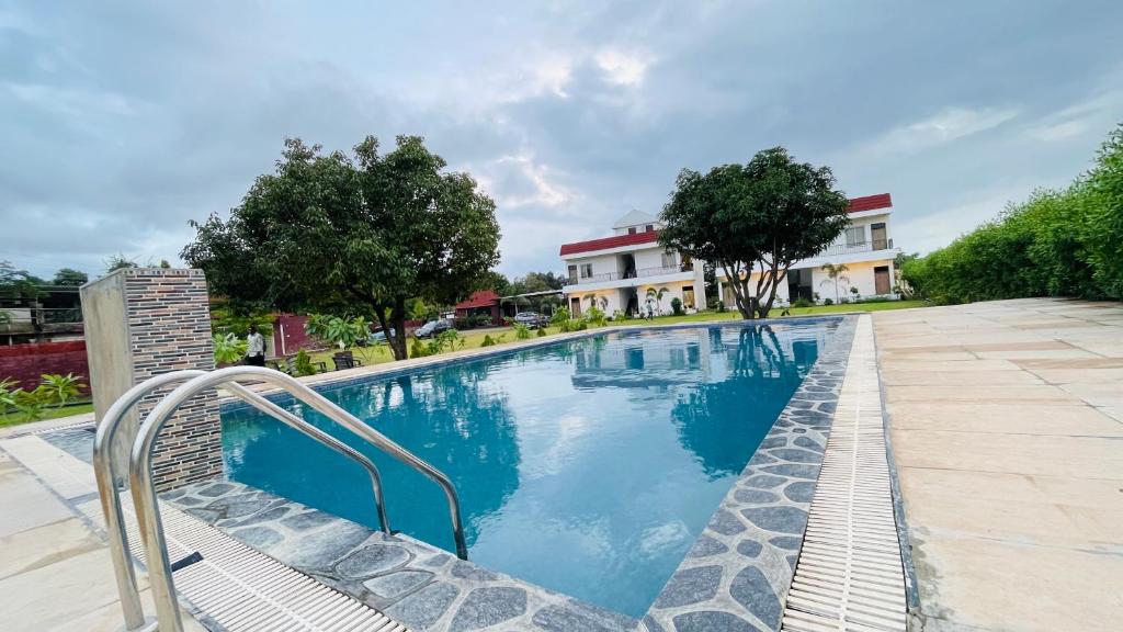 una piscina di fronte a un edificio di Redberry Resort Pushkar a Pushkar