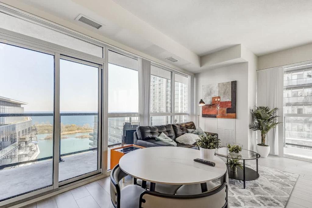 Χώρος καθιστικού στο Toronto Condo with Lake Views