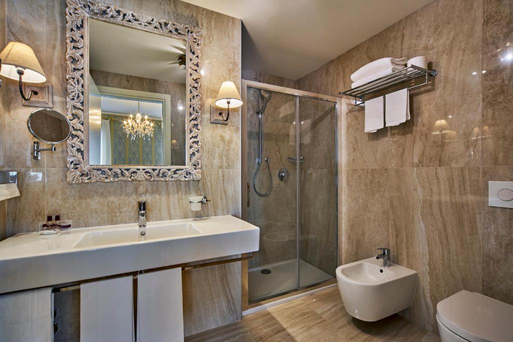 a bathroom with a sink and a shower at Hotel Gardena in Venice