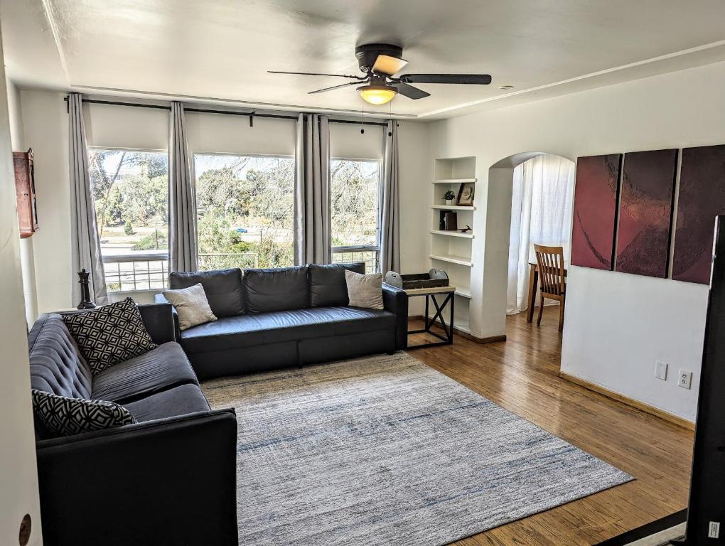 ein Wohnzimmer mit Sofa und Tisch in der Unterkunft Large 3 Bedroom near everything in San Diego in San Diego