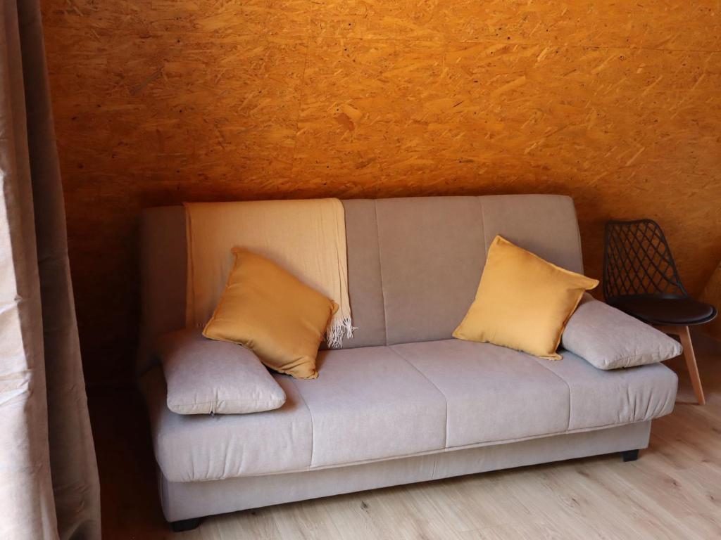 Ruang duduk di El Roble Glamping - Cabaña Alpina Familiar