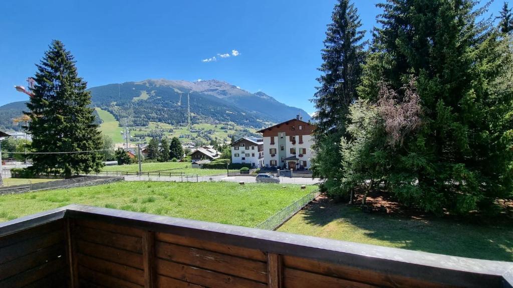 una vista dal balcone di una casa di Spazioso appartamento vicino al centro a Bormio