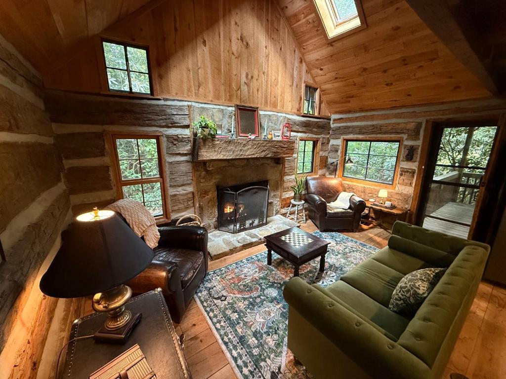 einen Blick über das Wohnzimmer mit Kamin in der Unterkunft Hearth and Timber - A Black Mountain Retreat in Black Mountain