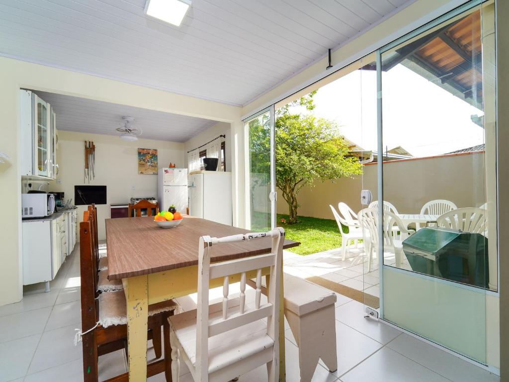 a kitchen and dining room with a table and chairs at Casa ampla perto da praia AG5245 in Gravata