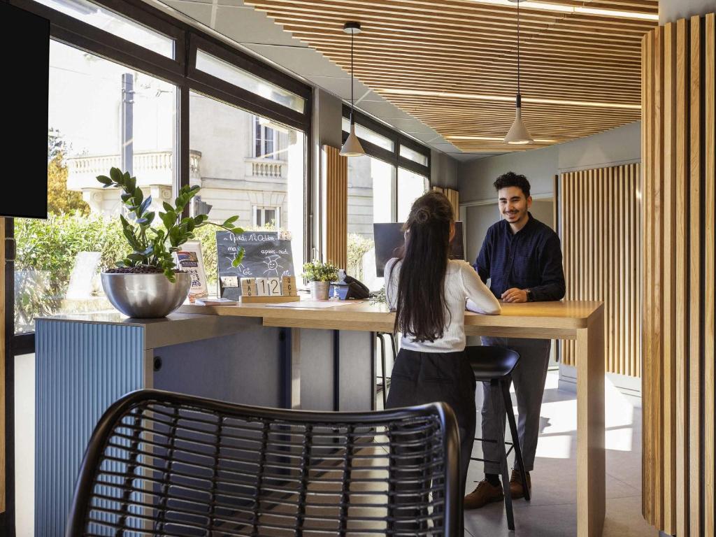 ボルドーにあるNovotel Bordeaux Centre Gare Saint Jeanの男女