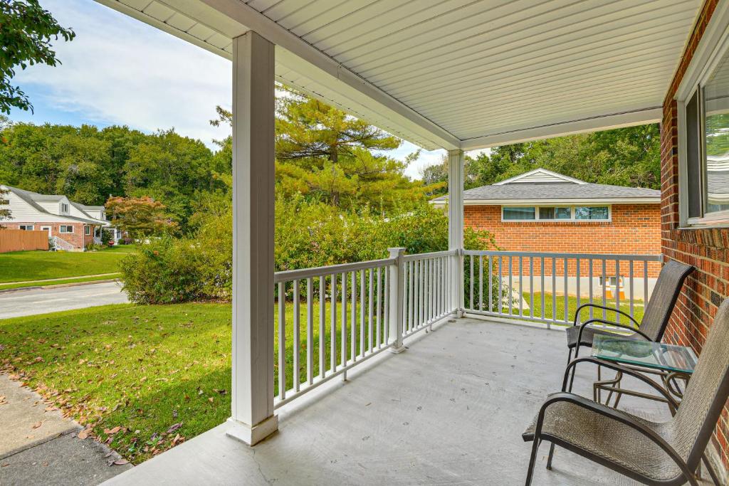 Balkoni atau teres di 5 Mi to Downtown Baltimore Quiet Home with Porch