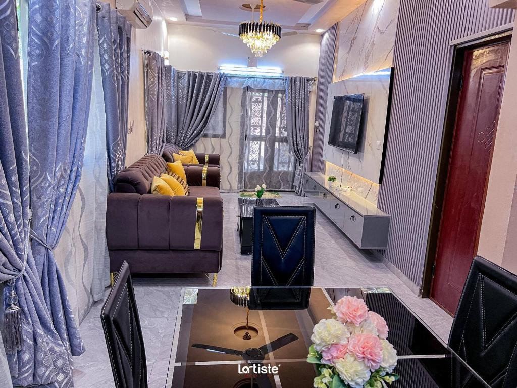 un soggiorno con un divano e un tavolo di Magnifique Mini-Villa Ouagadougou! a Ouagadougou