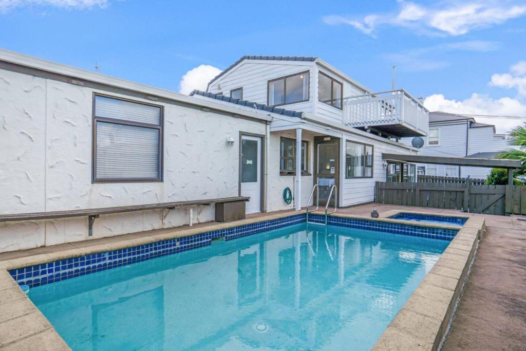 een huis met een zwembad voor een huis bij Parnell Home with Pool, Parking and Rangitoto View in Auckland