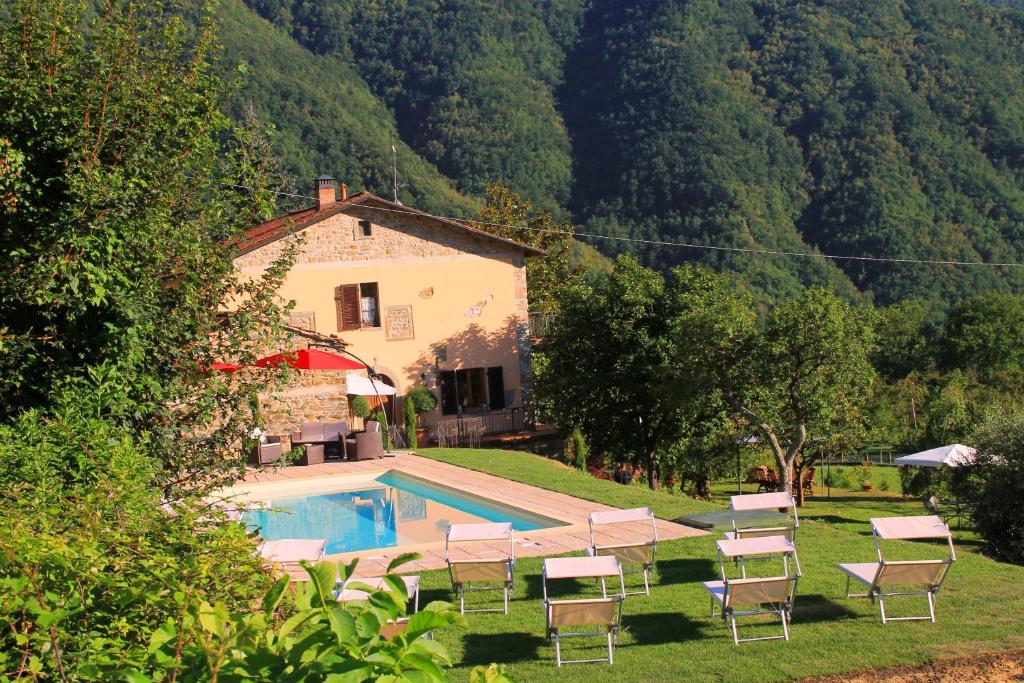 Bazén v ubytování Agriturismo I Chiosi nebo v jeho okolí