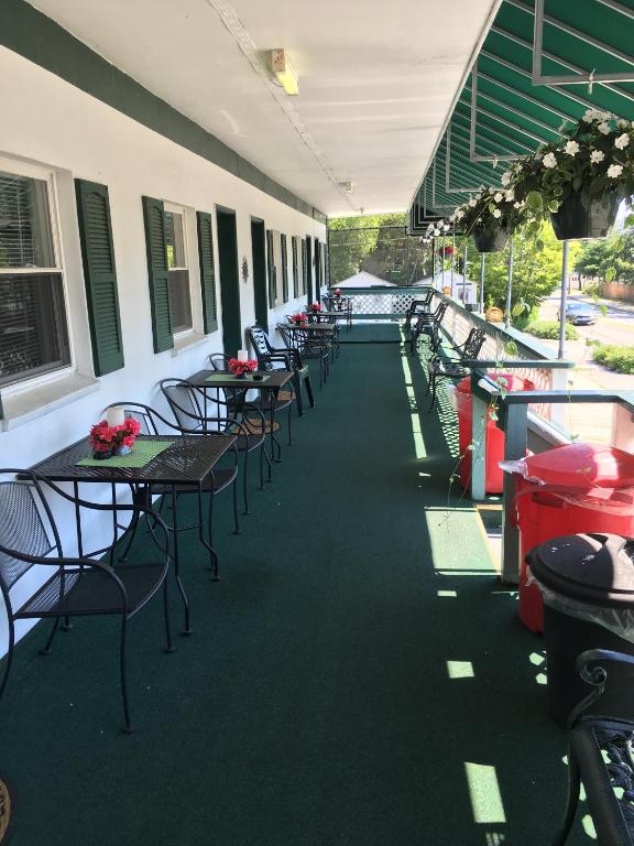 Crosswinds Motel photo