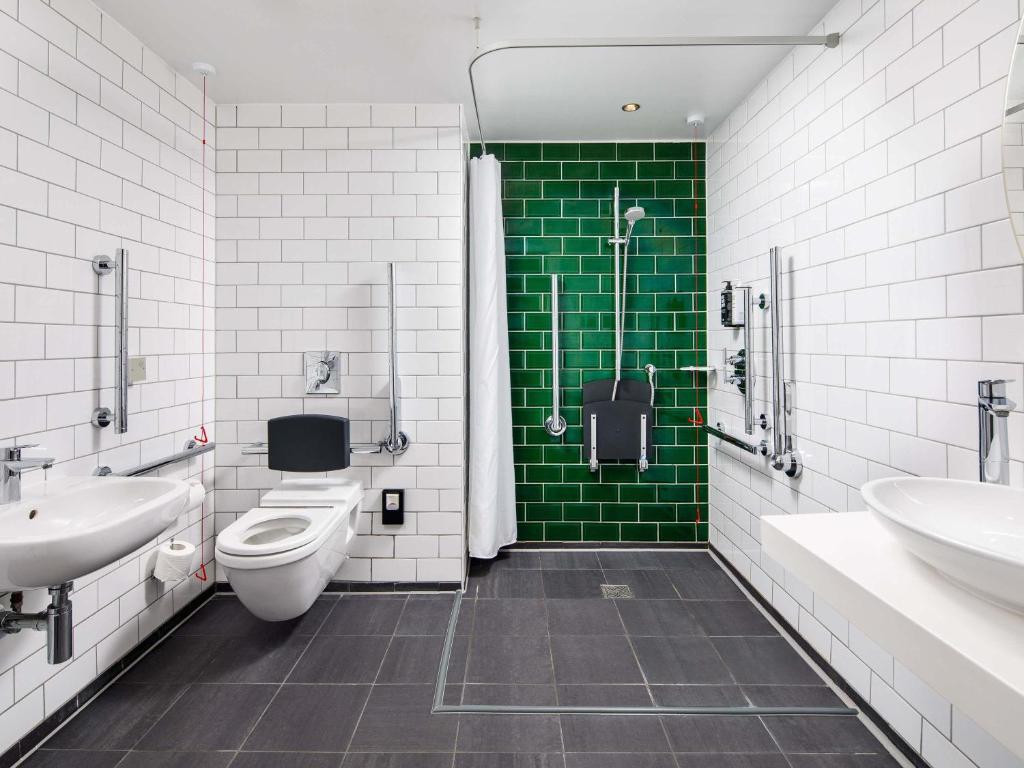 
Classic Queen Room - Accessible
