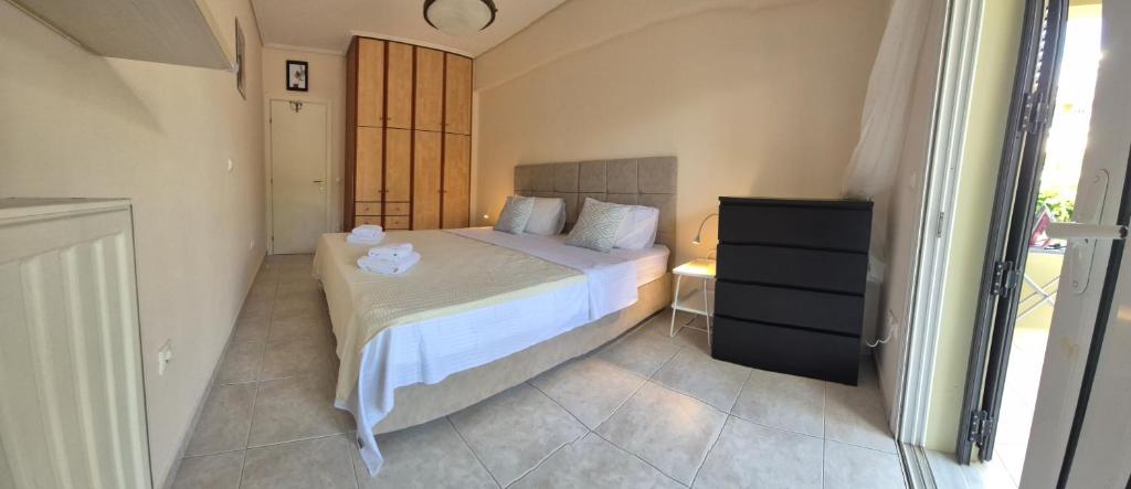 ein kleines Schlafzimmer mit einem Bett und einer Kommode in der Unterkunft ELIRA - City Apartment, Lefkada in Lefkada Town
