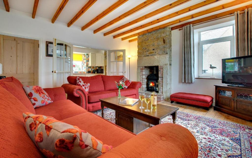 A seating area at Hideaway Cottage