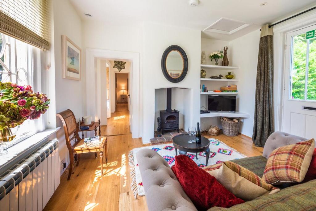 una sala de estar con un sofá y una mesa en South Lodge West, en Holkham