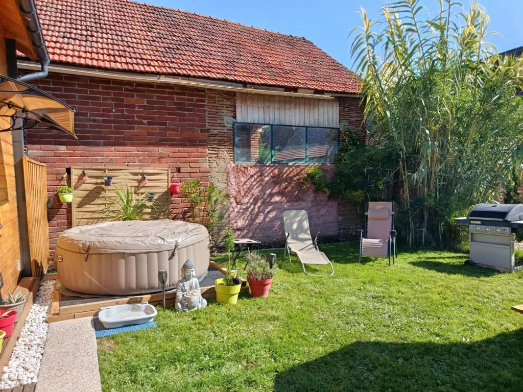 En have udenfor Chalet - Spa Jacuzzi le Rouge-Gorge