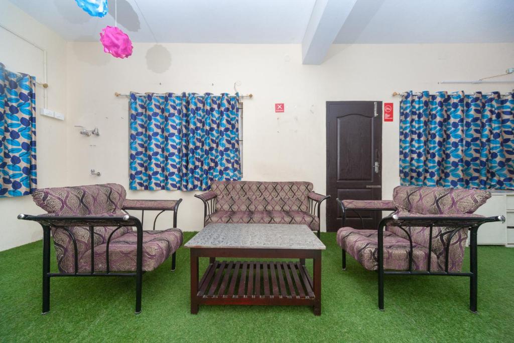 Χώρος καθιστικού στο Hotel O B Square Homes
