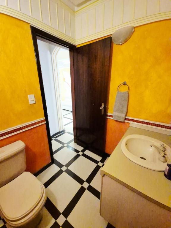a bathroom with a toilet and a sink at Síute com varanda gigante - Perto da USP in Sao Paulo
