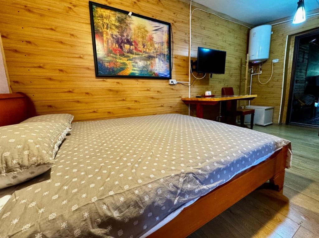 een bed in een kamer met een houten wand bij Casa Beijing in Braşov