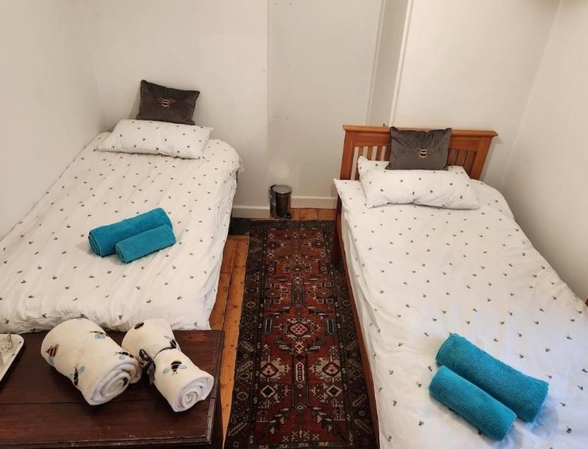 Ένα ή περισσότερα κρεβάτια σε δωμάτιο στο BEE GENTLE BEE KIND BEE HAPPY rooms