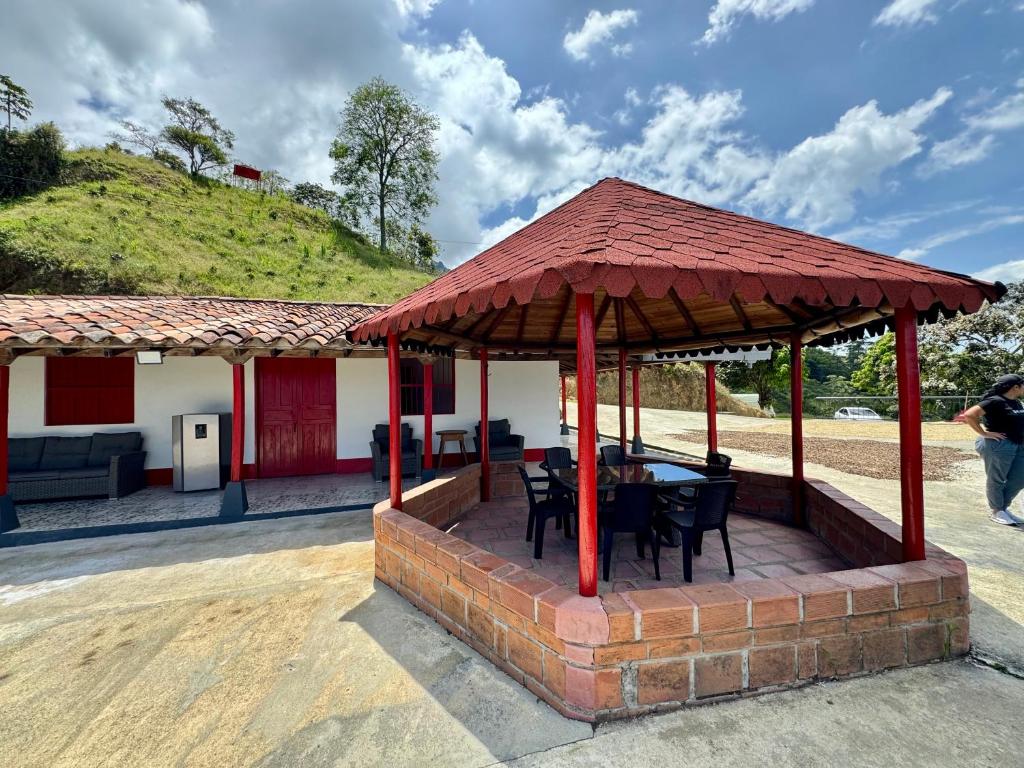 a gazebo with a table and chairs at Finca cafetera para descanso in Fredonia
