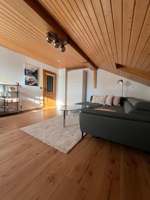 un salon avec un canapé et une table dans l'établissement Home Sweet Home - Gemütliche Ferienwohnung, à Soyen