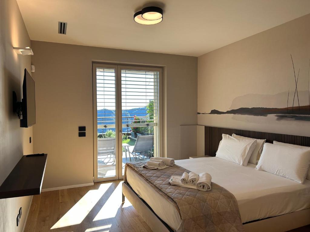 ein Schlafzimmer mit einem Bett mit Handtüchern darauf in der Unterkunft Exclusive flat on Lake Como with panoramic views in Como
