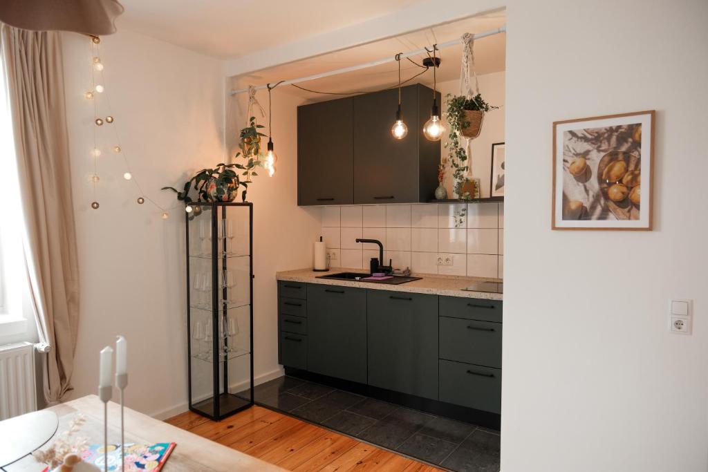 une cuisine avec un évier et un plan de travail dans l'établissement Kuschelkoje - Ihr gemütliches Ferienzuhause in der Pfalz, à Diedesfeld