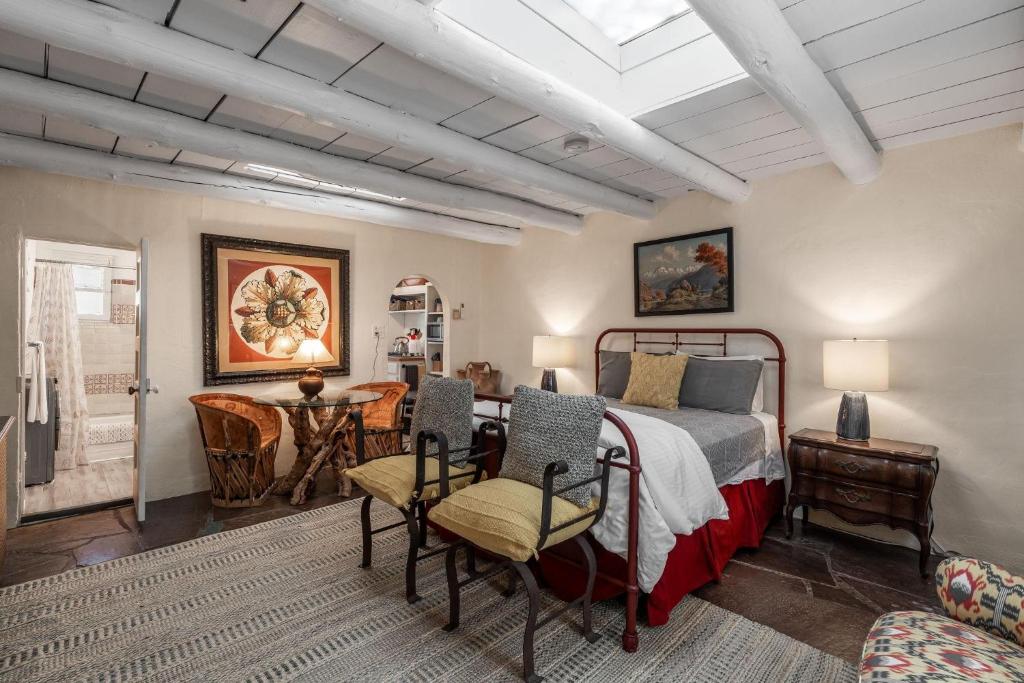 Ένα ή περισσότερα κρεβάτια σε δωμάτιο στο 634 Garcia St #24