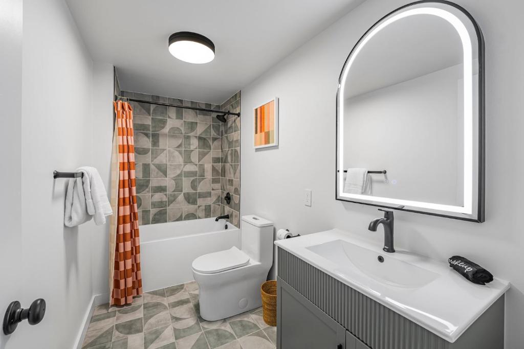Ambler Hotel - Deluxe King Room