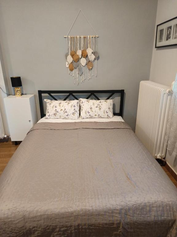a bedroom with a bed and a chandelier at Trikala Groundhouse in Rizareión