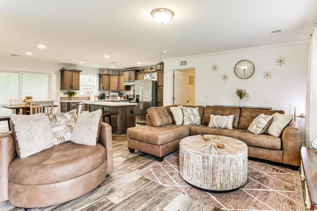 Saint StephenにあるScreened Porch Family-Friendly St Stephen Retreatのソファとテーブルのあるリビングルーム