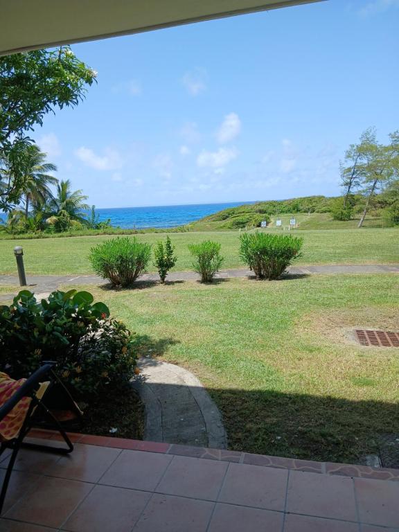 a view of the ocean from a yard at Studios les papillons village vacances in Courcelles Sucrerie