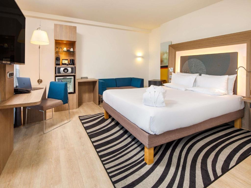 
Executive Premium Queen Room with Balcony
