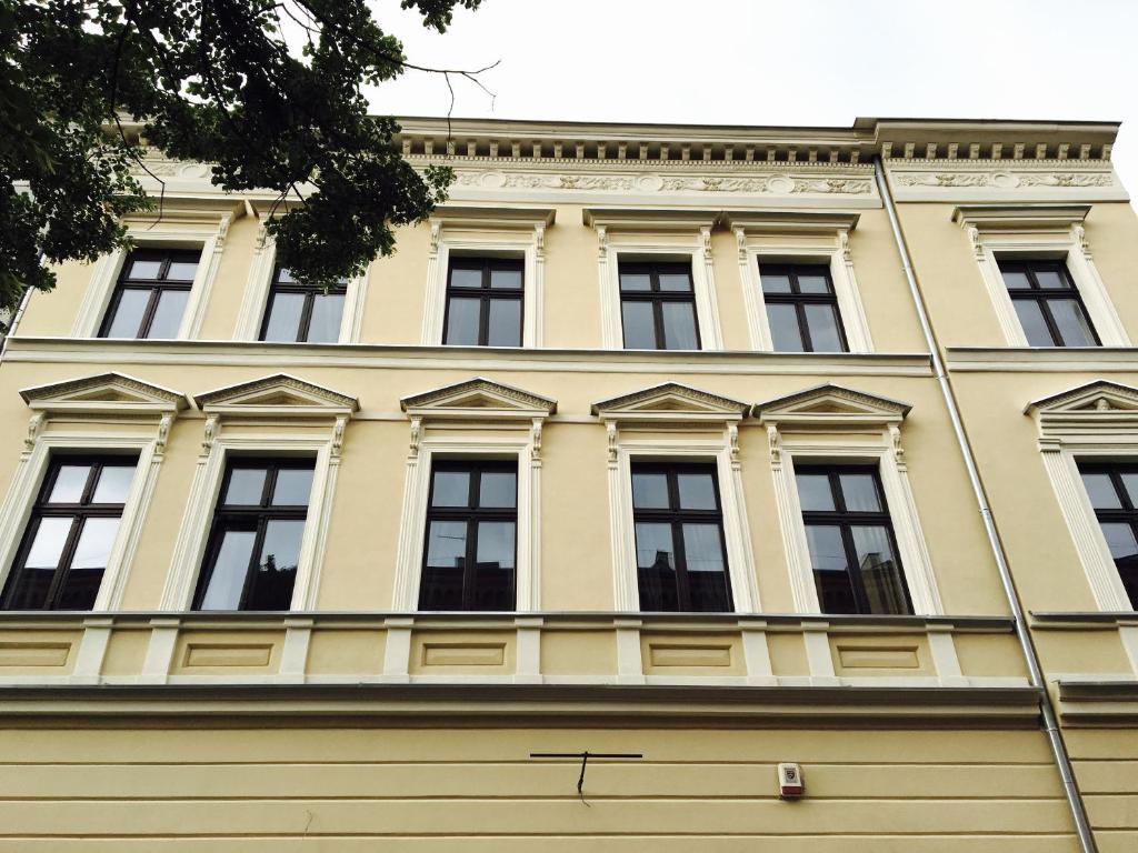 ein großes gelbes Gebäude mit vielen Fenstern in der Unterkunft Apartamenty przy Gimnazjalnej in Bydgoszcz