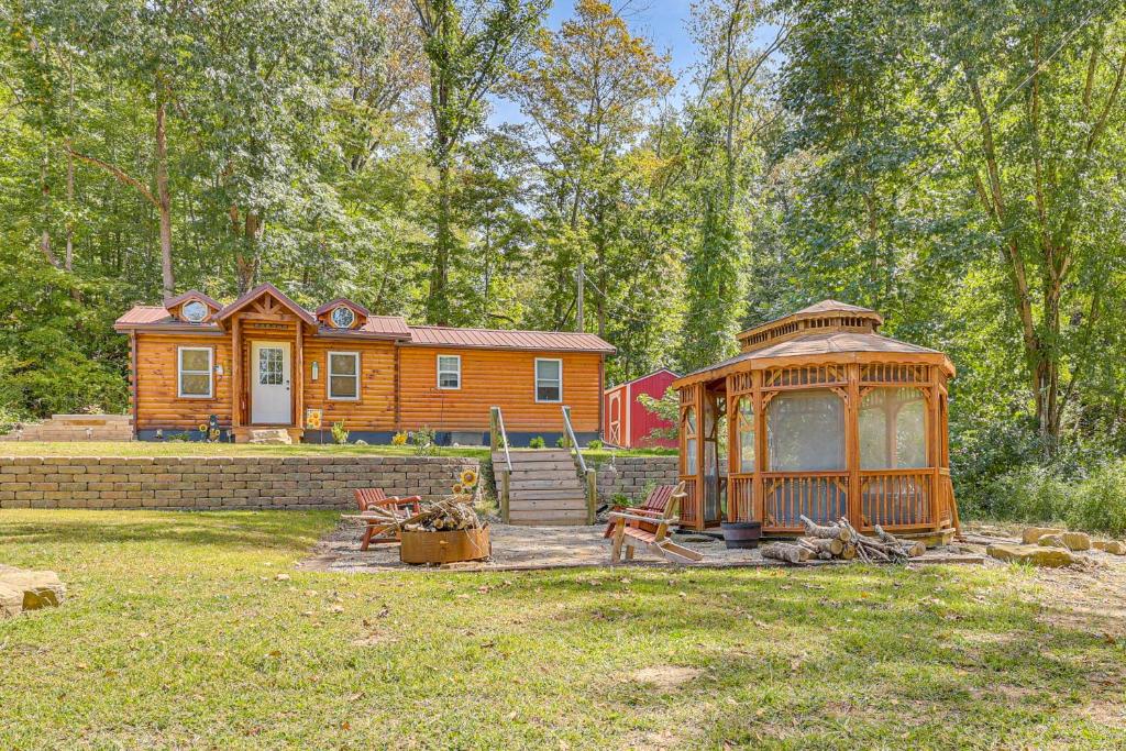 Κήπος έξω από το Charming Couples Cabin on 40 Acres in Zanesville