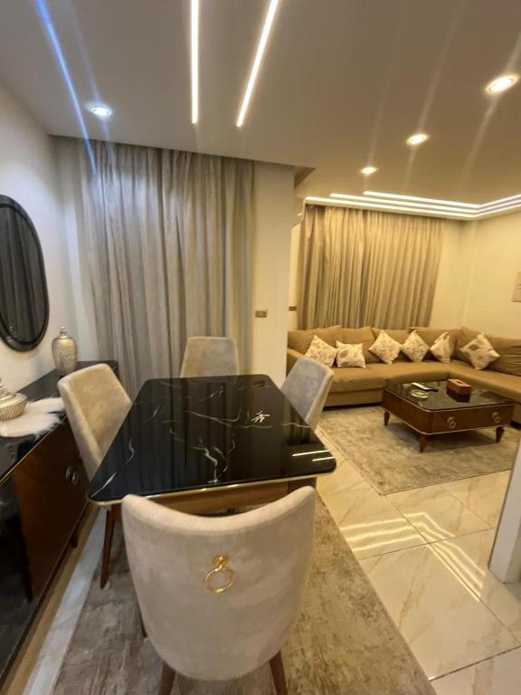 Χώρος καθιστικού στο Evoke suites emerald