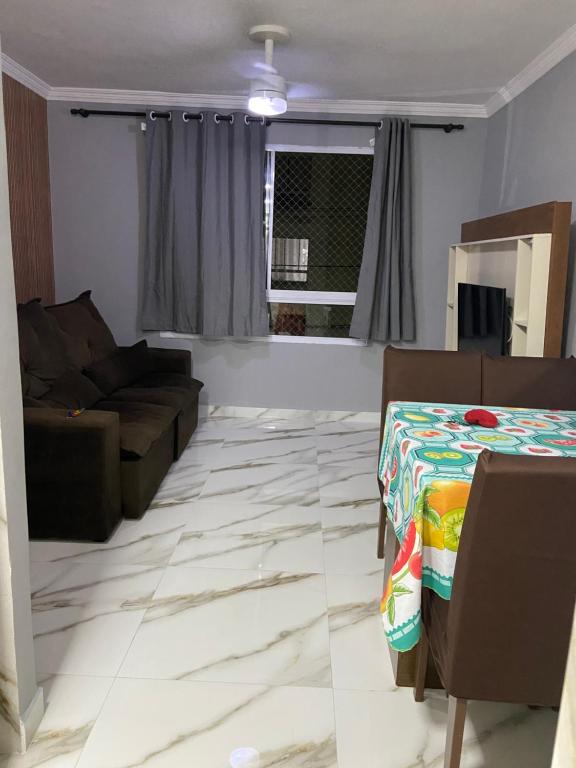 una sala de estar con un sofá y una mesa en Apt Santa Cruz, en Santa Cruz