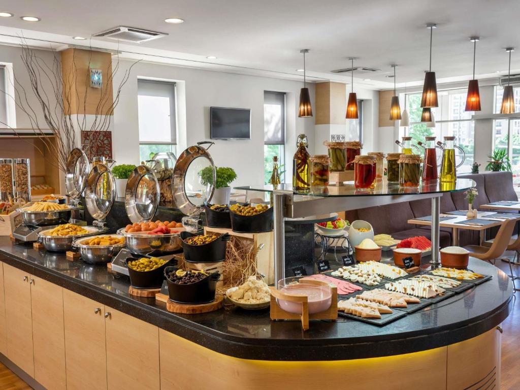 阿达纳阿达纳宜必思酒店的提供多种食物的自助餐线