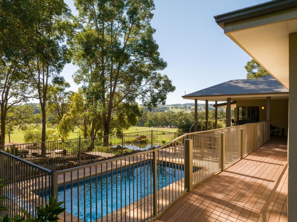 une image d'une clôture autour d'une piscine sur une maison dans l'établissement Valley View, à Dardanup