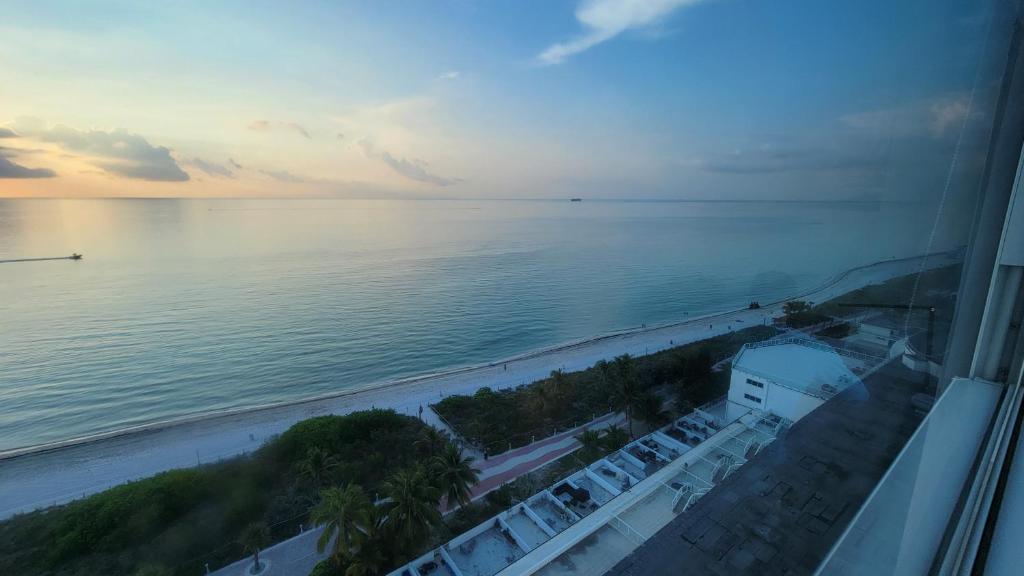 Amazing ocean view studio 14 floor Free parking, מיאמי ביץ' (מחירים ...